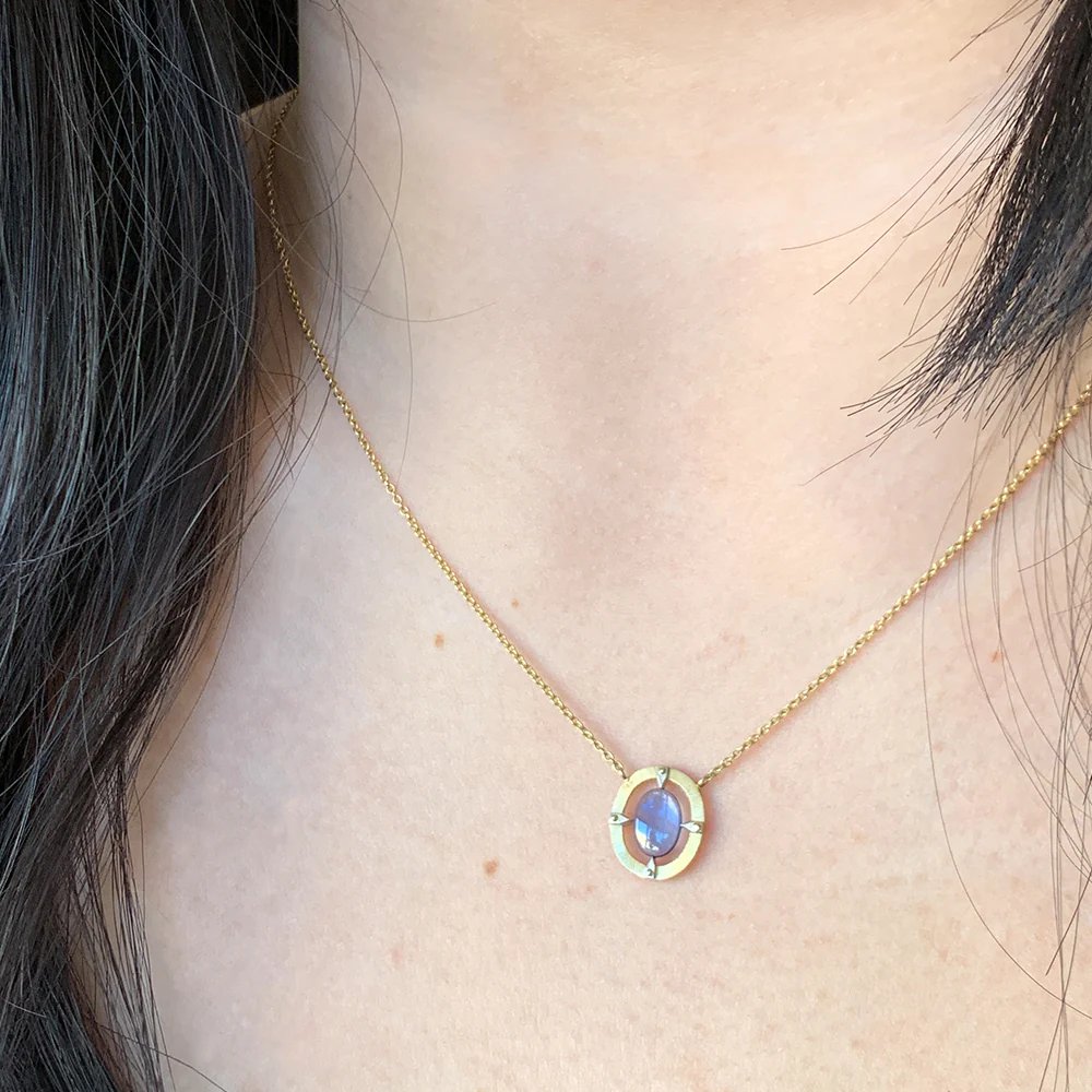 One-of-a-Kind Yogo Sapphire Two Tone Gold Necklace - "Floating Majesty" - Image 4