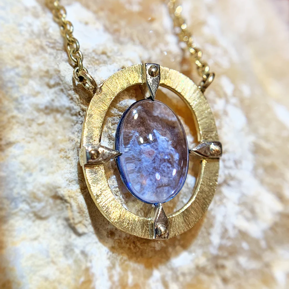 One-of-a-Kind Yogo Sapphire Two Tone Gold Necklace - "Floating Majesty" - Image 9