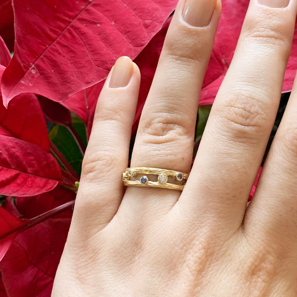 Yogo Sapphire and Diamond Yellow Gold Ring - "Pebble" - Image 5
