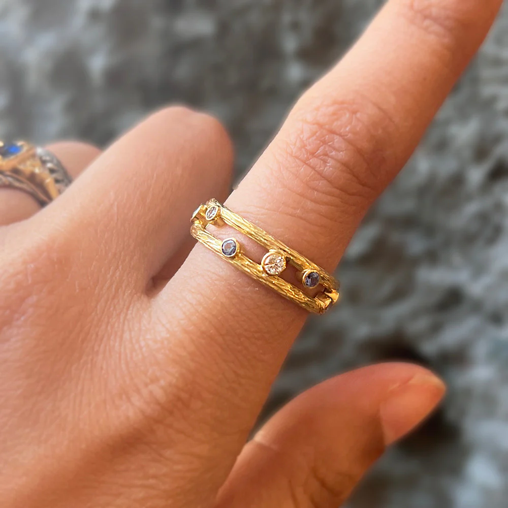 Yogo Sapphire and Diamond Yellow Gold Ring - "Pebble" - Image 7